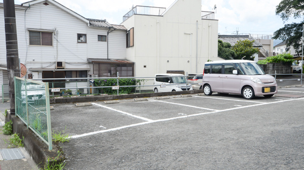 合資会社玉清丹薬局の駐車場