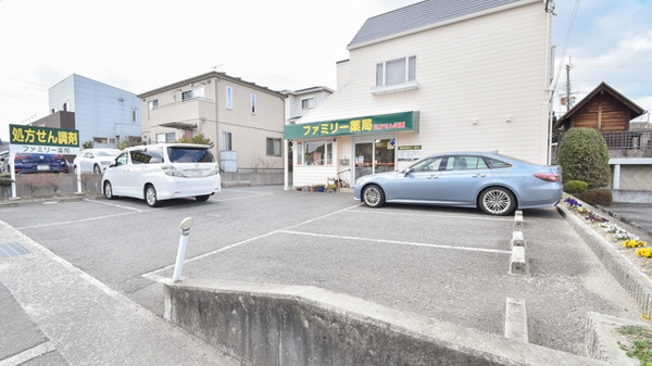 有限会社ファミリー薬局の駐車場