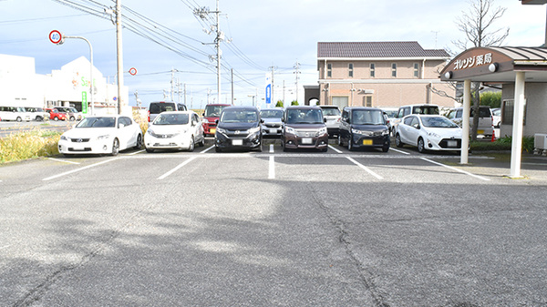 オレンジ薬局の駐車場