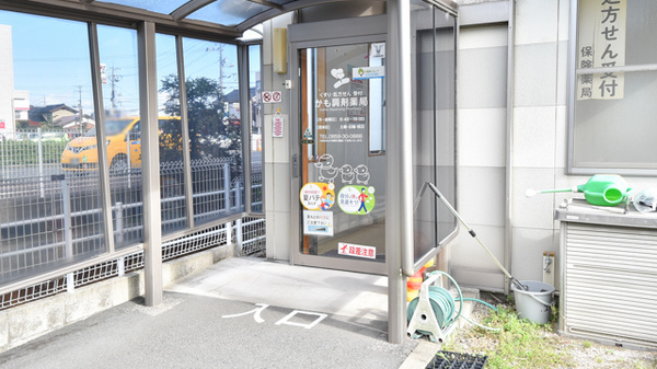 かも調剤薬局の入口