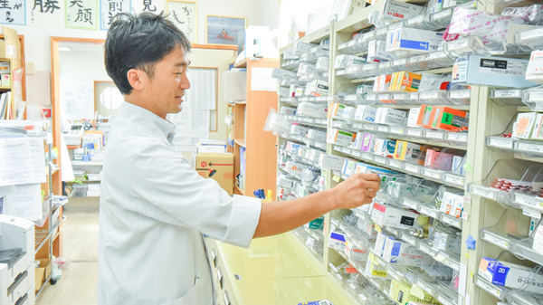 かも調剤薬局の作業風景