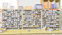 かも調剤薬局の薬棚
