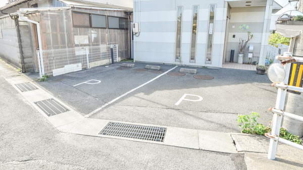 かも調剤薬局の駐車場