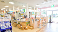 D・C・B薬局ラピタ店の入口
