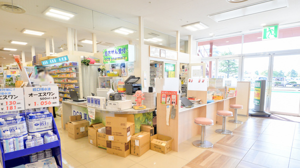 D・C・B薬局ラピタ店の入口