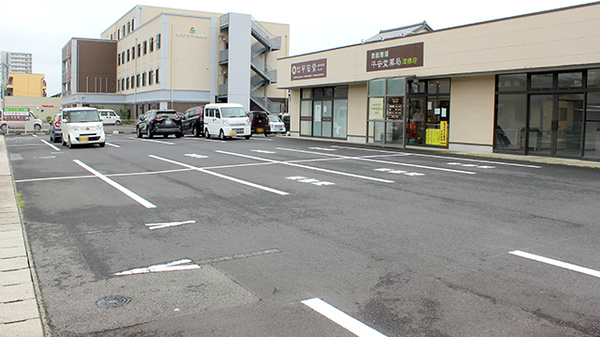 平安堂薬局渡橋店の駐車場