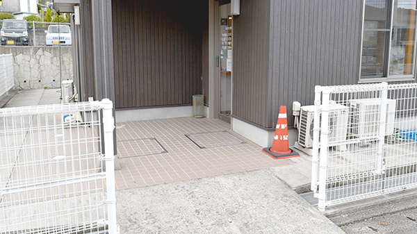 なるたき薬局の入口