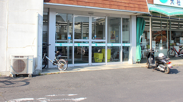 平安堂薬局ラピタ大社店の入口