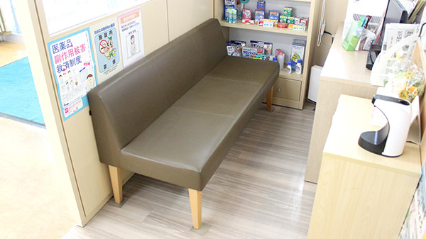 平安堂薬局ラピタ大社店の待合スペース