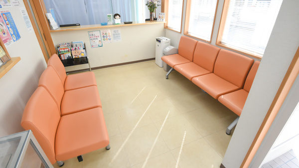 ひまわり薬局　津高西店の待合スペース