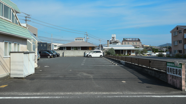 ひまわり薬局　津高西店の駐車場