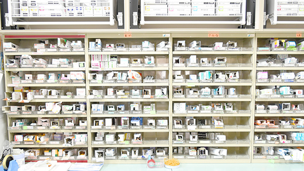 サカエ薬局瀬戸店の薬棚