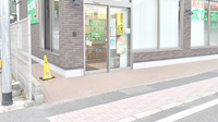 成広薬局金川店の入口
