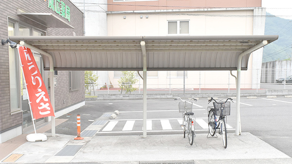 成広薬局金川店の駐輪場