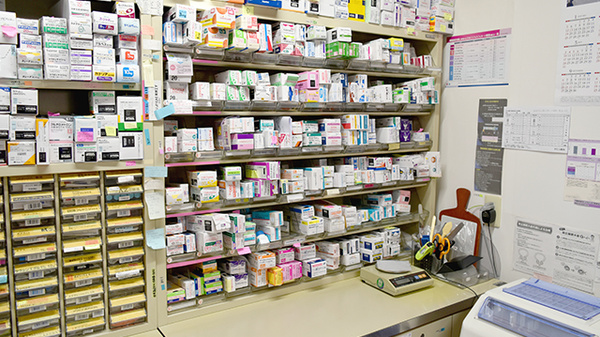 大倉薬局の薬棚