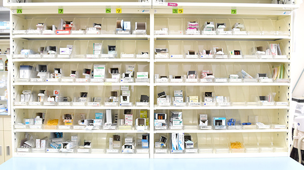 サカエ薬局真壁店の薬棚