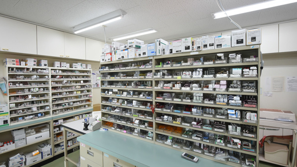 ひまわり薬局　加須山店の薬棚