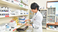 上河原薬局の作業風景