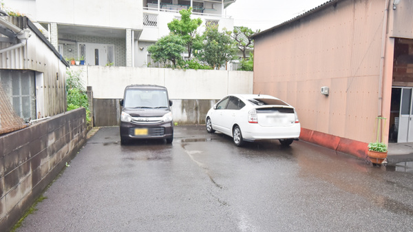 上河原薬局の駐車場