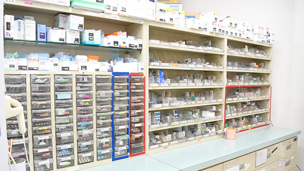 サカエ薬局赤坂店の薬棚
