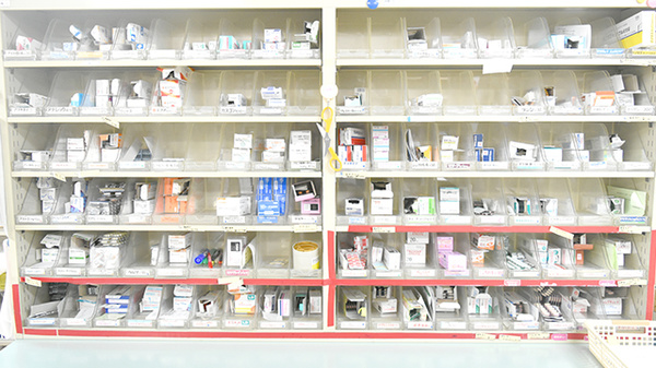 サカエ薬局勝山店の薬棚