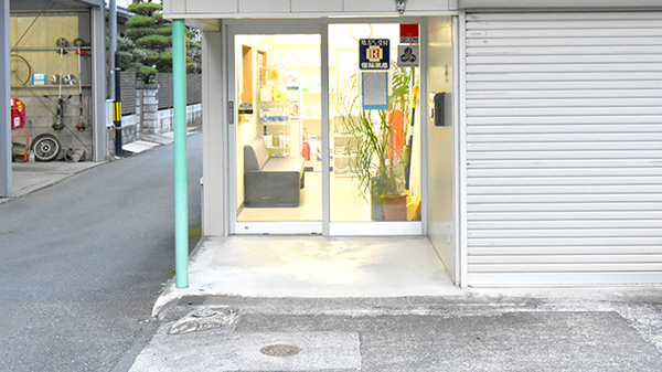 有限会社エス・ジー・エッチてしま薬局勝山店の入口