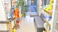 有限会社エス・ジー・エッチてしま薬局勝山店の待合スペース