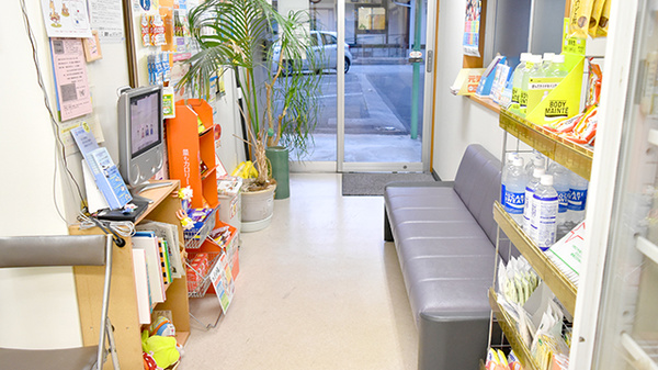 有限会社エス・ジー・エッチてしま薬局勝山店の待合スペース