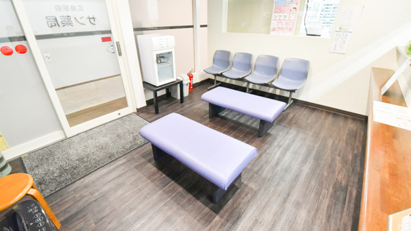 広島駅前サン薬局の待合スペース