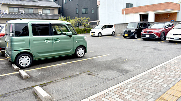 アキ薬局の駐車場