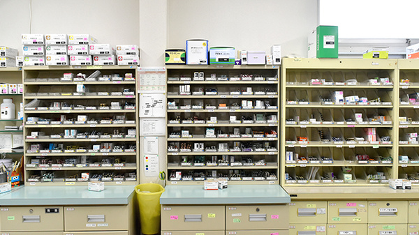 あおぞら薬局の薬棚