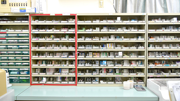 あかね薬局八木店の薬棚