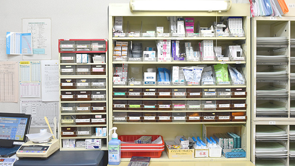 みなが薬局の薬棚