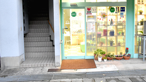 株式会社　小松薬局　東片山店の入口