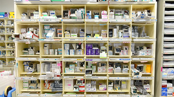 幸崎調剤薬局の薬棚