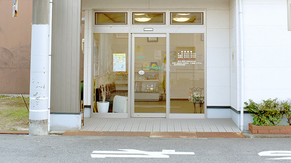 瀬戸田調剤薬局の入口