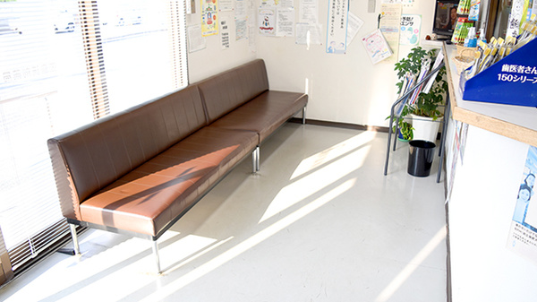 因島調剤薬局の待合スペース