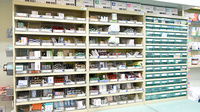 旭町薬局の薬棚