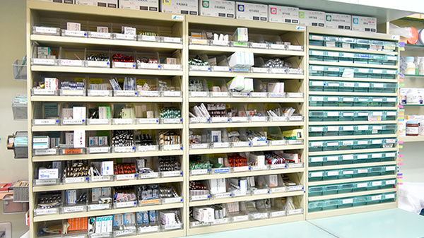 旭町薬局の薬棚