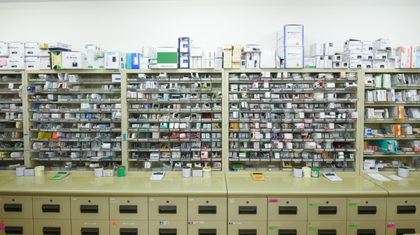 あやめ薬局沖見店の薬棚