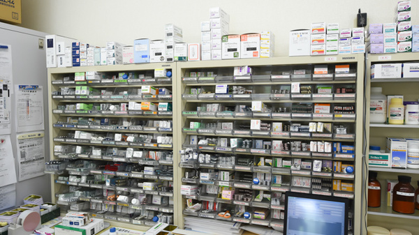 あやめ薬局矢野店の薬棚