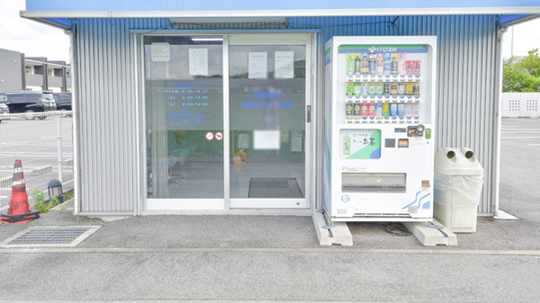 西条タカズミ薬局の入口