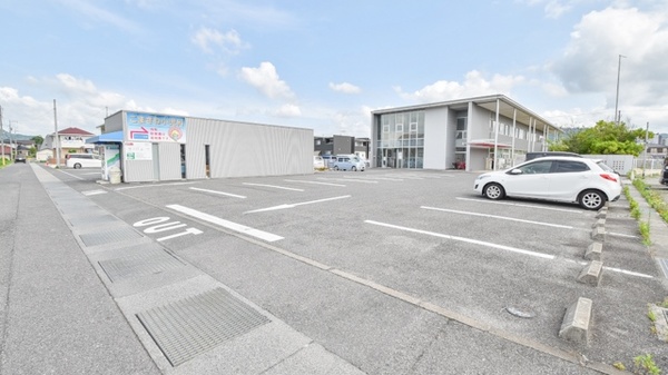 西条タカズミ薬局の駐車場