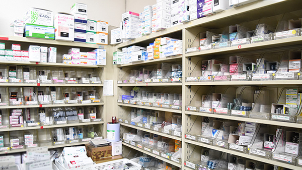 八本松駅前薬局の薬棚
