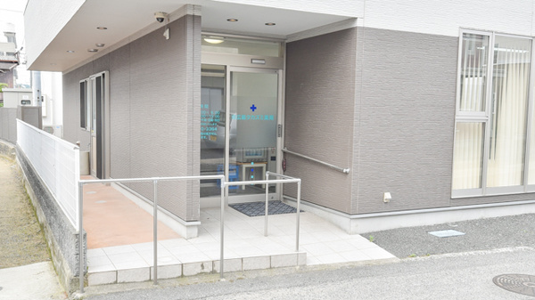 東広島タカズミ薬局の入口