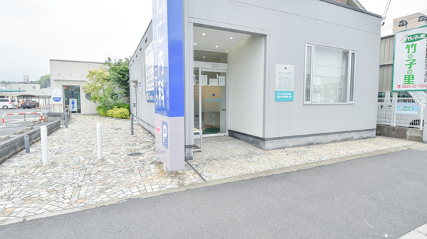 タカズミ薬局の入口