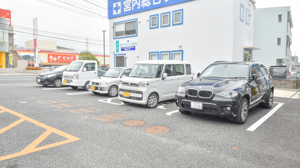 宮内タカズミ薬局の駐車場