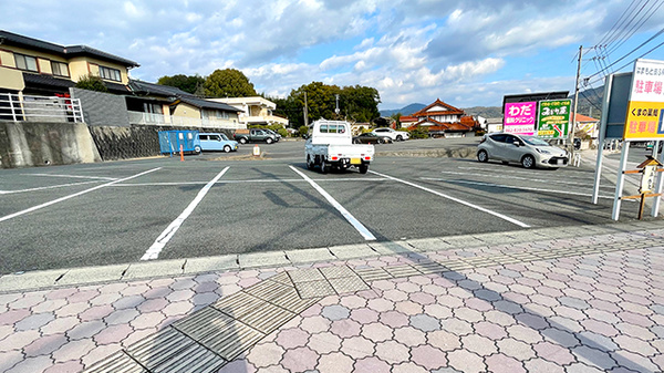 くまの薬局の駐車場