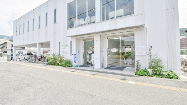 海田タカズミ薬局の外観