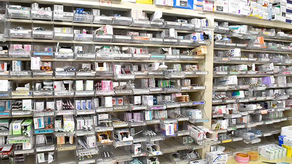 ありす薬局神辺店の薬棚